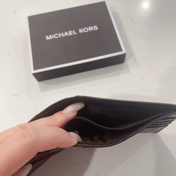 Michael Kors Men's Jet Set Brown Signature PVC Billfold - Picture 2 of 3